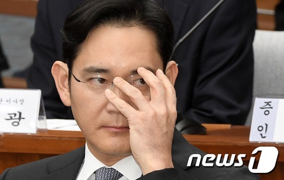 (서울=뉴스1) 사진공동취재단 = 6일 오전 서울 여의도 국회에서 열린 '최순실 국정농단 진상규명을 위한 국정조사특별위원회' 청문회에 출석한 이재용 삼성전자 부회장이 안경을 고쳐 …