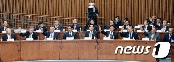 본문 이미지 - 2016년 12월6일 서울 여의도 국회에서 열린 박근혜 정부의 최순실 등 민간인에 의한 국정농단 의혹 사건 진상 규명을 위한 국정조사 특별위원회 청문회에서 안민석 더불어민주당 의원이 전경련 해체에 반대하는 대기업 회장들 손을 들어보라고 하자 김승연 한화그룹 회장, 신동빈 롯데그룹 회장, 허창수 전경련 회장 등이 손을 들고 있다. 2016.12.6/뉴스1 ⓒ News1 사진공동취재단