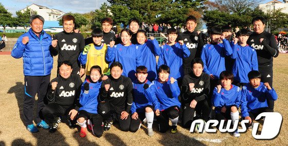 본문 이미지 - 2002 한일월드컵 4강 신화를 이뤄낸 주역들로 구성된 '팀2002(회장 김병지)'선수들이 6일 제주시 아라동 제주여자고등학교에서 제주여고 축구 선수들과 기념사진을 촬영하고 있다. 이날 행사는 ‘FIFA U-20 월드컵코리아 2017’ 개최 홍보와 함께 제주도 유소년축구발전 기금을 전달하기 위해 마련됐다. 행사에는 김병지, 이운재, 김태영, 송종국, 최진철, 이천수 등이 참석했다.2016.12.6/뉴스1 ⓒ News1 이석형 기자