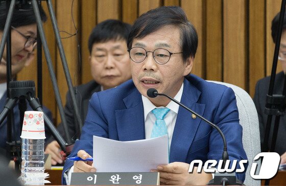 본문 이미지 - 6일 오후 서울 여의도 국회에서 열린 박근혜 정부의 최순실 등 민간인에 의한 국정농단 의혹사건 진상규명을 위한 국정조사 특별위원회 1차 청문회에 참석한 이완영 새누리당 간사가 질의하고 있다. 2016.12.6/뉴스1 ⓒ News1 사진공동취재단