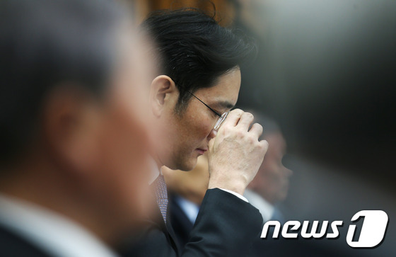(서울=뉴스1) 사진공동취재단 = 이재용 삼성전자 부회장이 6일 오후 서울 여의도 국회에서 열린 '박근혜 정부의 최순실 등 민간인에 의한 국정농단 의혹사건 진실규명을 위한 국정조사 …