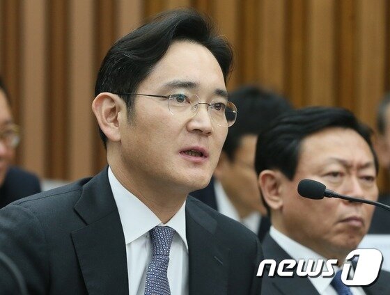 본문 이미지 - 이재용 삼성전자 부회장이 6일 오후 서울 여의도 국회에서 열린 '최순실 국정농단 진상규명을 위한 국정조사 청문회'에서 의원들의 질의에 답변하고 있다. 2016.12.6/뉴스1 ⓒ News1 송원영 기자