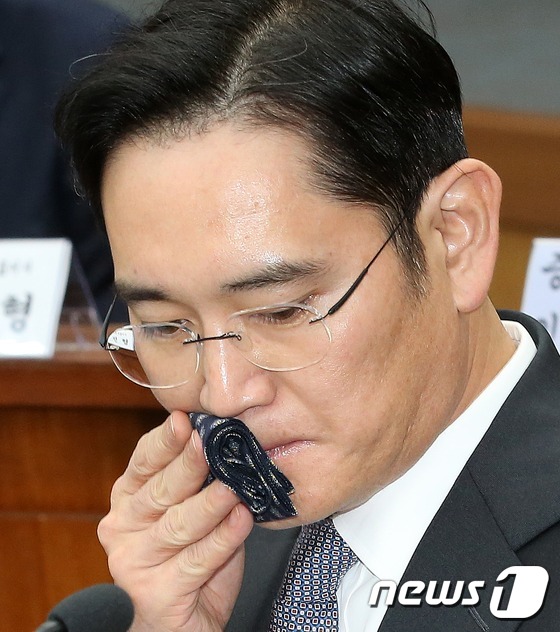 (서울=뉴스1) 손형주 기자 = 이재용 삼성전자 부회장이 6일 오후 서울 여의도 국회에서 열린 '최순실 국정농단 진상규명을 위한 국정조사 청문회'에서 입을 닦고 있다. 2016.1 …