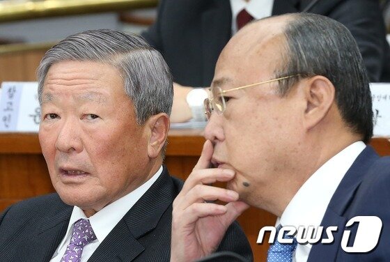 본문 이미지 - 구본무 LG 회장과 김승연 한화 회장이 6일 오후 서울 여의도 국회에서 열린 '최순실 국정농단 진상규명을 위한 국정조사 청문회'에서 대화를 나누고 있다. 2016.12.6/뉴스1 ⓒ News1 손형주 기자