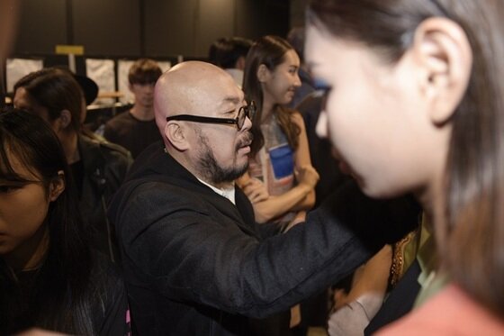 본문 이미지 - 컬렉션을 준비 중인 디자이너 이상봉 /  사진제공=이상봉측ⓒ News1