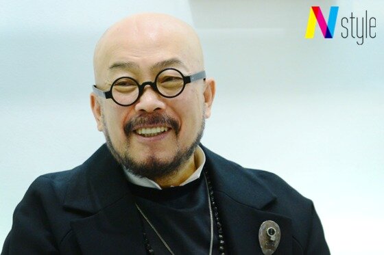 본문 이미지 -  디자이너 이상봉이 뉴스1 N스타일 취재진과의 인터뷰에서 한환 미소를 짓고 있다. 2016.12.1/뉴스1 ⓒ News1 임세영 기자