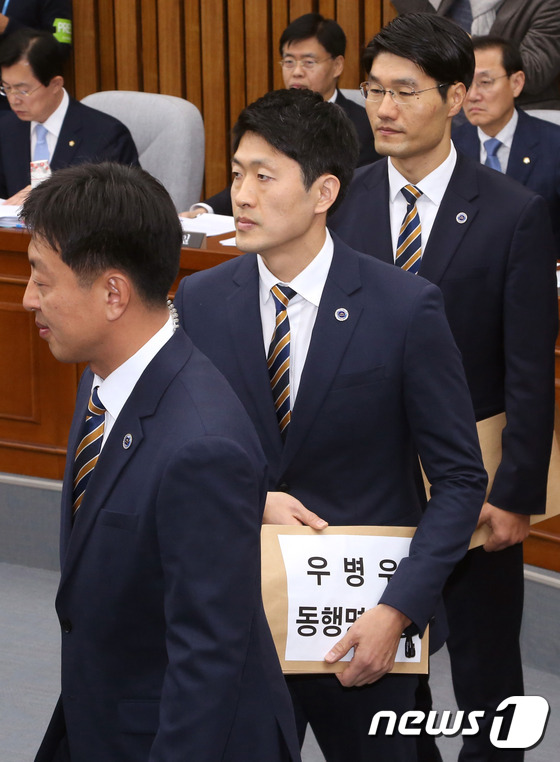 (서울=뉴스1) 사진공동취재단 = 7일 오전 국회에서 열린 최순실 국정농단 의혹 진상규명을 위한 국정조사 특위 청문회에 불출석한 증인 최순실 씨, 우병우 전 청와대 민정수석 등에 …