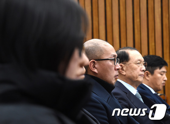 (서울=뉴스1) 사진공동취재단 = 7일 서울 여의도 국회에서 열린 박근혜 정부의 최순실 등 민간인에 의한 국정농단 의혹사건 진상규명을 위한 국정조사 특별위원회의 2차 청문회에서 최 …