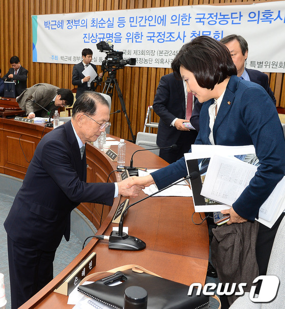 (서울=뉴스1) 박세연 기자 = 김기춘 전 청와대 비서실장이 8일 새벽 서울 여의도 국회에서 열린 최순실 국정농단 의혹 진상규명을 위한 국정조사 특위 2차 청문회를 마친 후 박영선 …