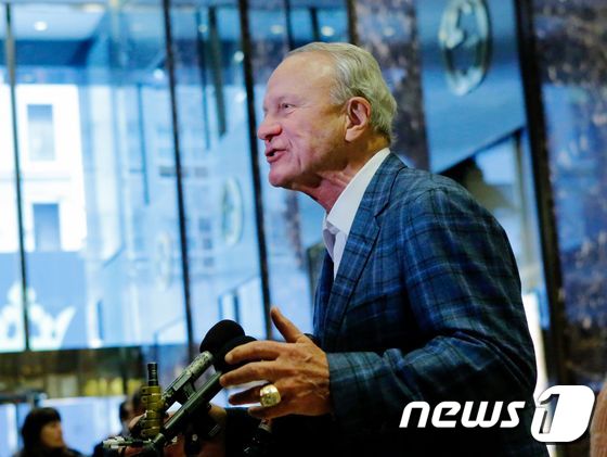 (뉴욕 AFP=뉴스1) 우동명 기자 = NFL 댈러스 카우보이스의 베리 스위처 전 감독이 7일 (현지시간) 뉴욕 트럼프 타워에서 도널드 트럼프 미국 대통령 당선인을 만난 뒤 기자들 …