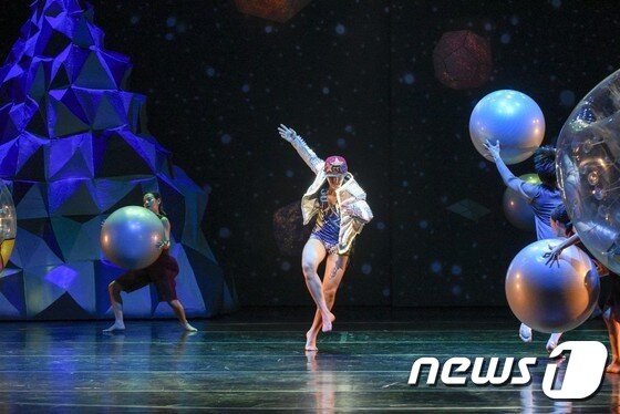 본문 이미지 - 현대무용 '어린왕자' 공연 장면 (사진=국립현대무용단)