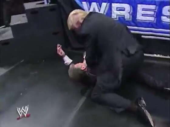 본문 이미지 - 2007년 프로레슬링 경기에서 맥마흔 WWE CEO에게 보디슬램을 날리는 도널드 트럼프의 모습. ⓒ 뉴스1