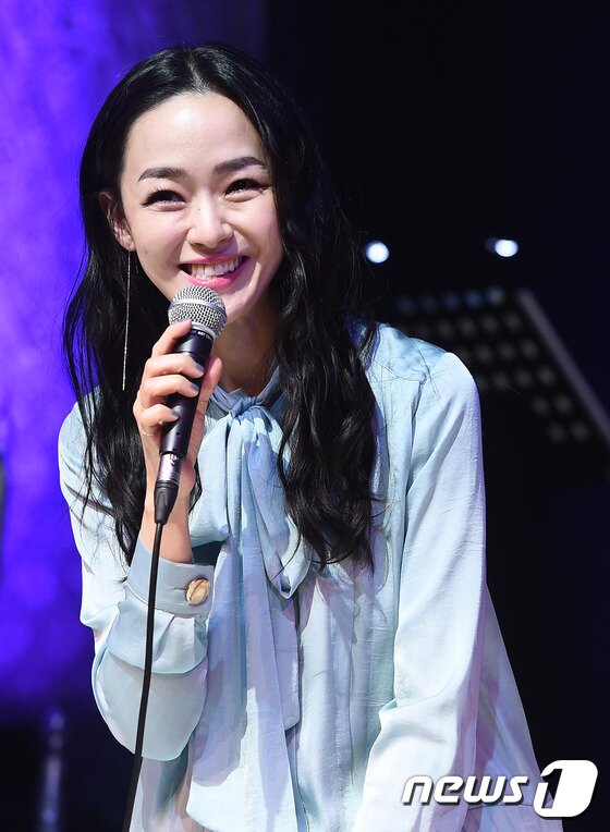 본문 이미지 - 가수 김윤아가 8일 오후 서울 신한카드 판스퀘어 라이브홀에서 열린 정규 4집 '타인의 고통' 발매 쇼케이스에서 질문을 유도하고 있다. ⓒ News1star/  고아라 기자