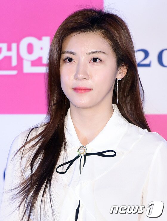 본문 이미지 - 배우 하지원이 8일 오후 서울 왕십리cgv에서 열린 영화 ‘목숨건 연애’ 언론 시사회에 참석해 매력을 발산하고 있다. ⓒ News1star /  권현진 기자