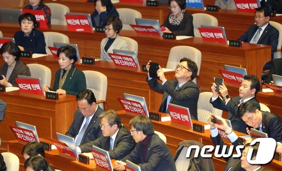 朴대통령 탄핵소추안 본회의 보고 촬영하는 더민주 의원들