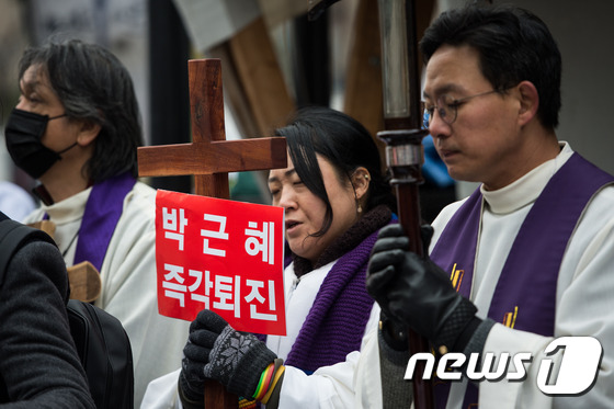\'박 대통령 퇴진을 위한 기도\'
