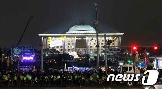 탄핵 D-1, 국회 앞 대통령 탄핵 촉구하는 시민들