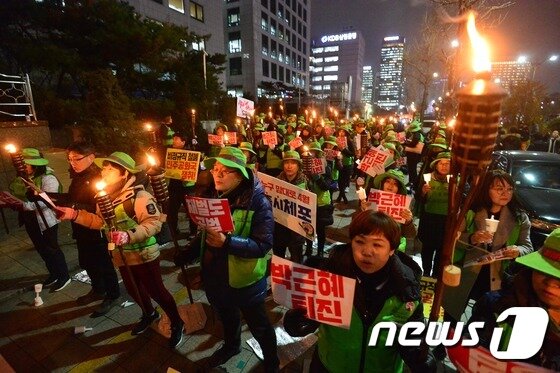 본문 이미지 - 박근혜 대통령에 대한 탄핵소추안 표결을 하루 앞둔 8일 오후 서울 영등포구 여의도 국회 앞에서 민주노총 전국교육공무직본부 조합원들이 박근혜 대통령의 즉각 퇴진을 요구하며 횃불집회를 열고 있다. 2016.12.8/뉴스1 ⓒ News1 민경석 기자