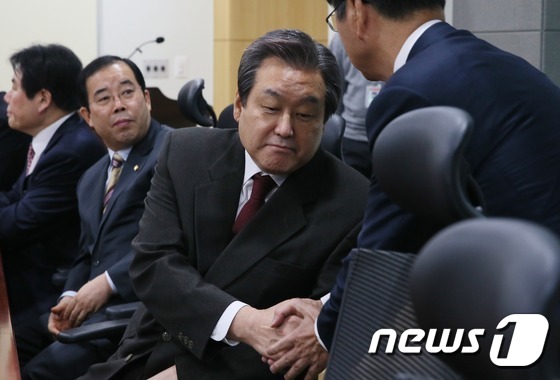 단호한 표정의 김무성 전 대표