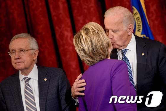 [사진] 키스하는 힐러리와 바이든