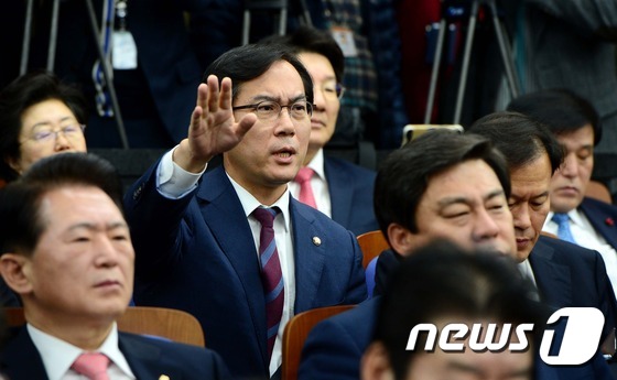 이정현 대표 발언에 항의하는 김영우 의원