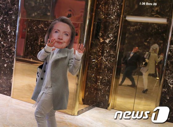 [사진] 트럼프 타워에 나타난 힐러리(?)
