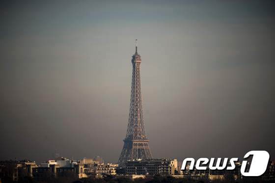 [사진] 파리 공기 오염 심각…에펠탑도 흐릿
