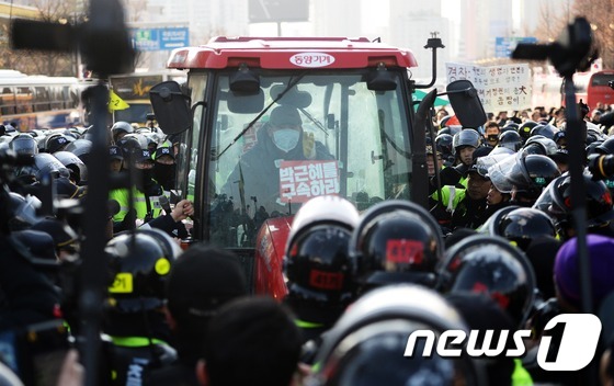 '박근혜 구속' 트랙터 시위