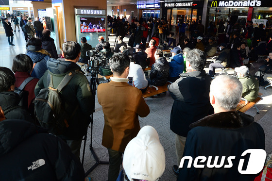 박근혜 대통령 탄핵 표결 방송 지켜보는 시민들