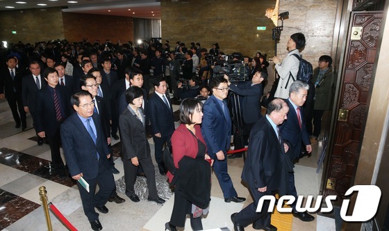 '탄핵 표결' 본회의 참석하는 의원들