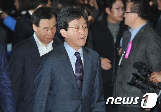 본문 이미지 - 박근혜 대통령 탄핵안 표결을 앞둔 9일 오후 새누리당 유승민 의원이 국회 본회의장으로 입장하고 있다. 2016.12.09 /뉴스1 ⓒ News1 사진공동취재단