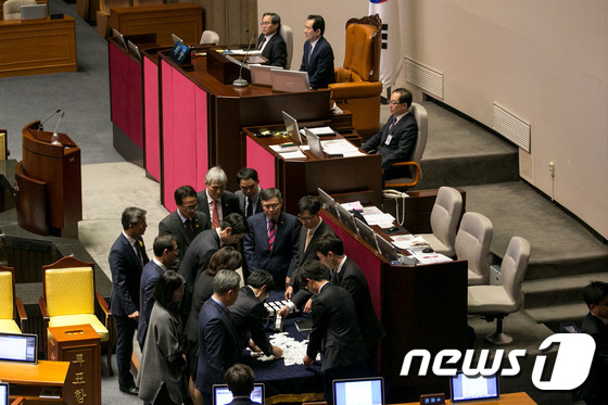 박근혜 대통령 탄핵소추안 개표 돌입
