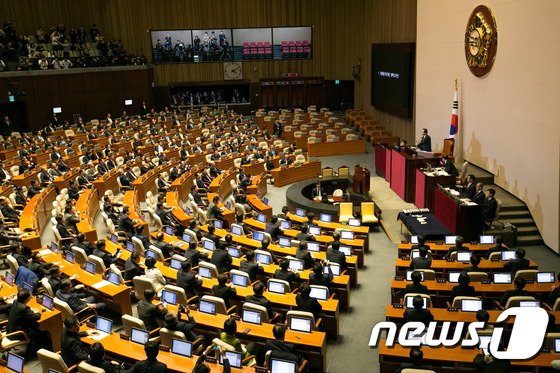 정세균 국회의장이 9일 오후 서울 여의도 국회에서 열린 본회의에서 박근혜 대통령 탄핵소추안 가결을 발표하고 있다.2016.12.9/뉴스1 ⓒ News1 허경 기자