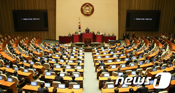 박근혜 대통령 탄핵안 가결...대통령 직무정지