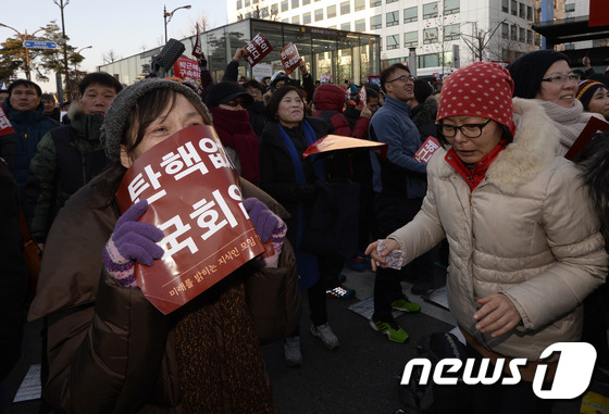 박 대통령 탄핵안 가결, 기쁨의 눈물