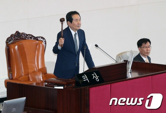 정세균 국회의장, 박근혜 대통령 탄핵 소추안 ‘가결’