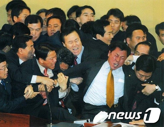 본문 이미지 - 9일 오후 서울 중구 언론진흥재단 자료실에 있는 2005년 한국보도사진연감에 지난 2004년 노무현 대통령 탄핵안 표결당시 국회 의원들의 육탄전 사진이 개재 되어 있다. 2016.12.9/뉴스1 ⓒ News1 박지혜 기자