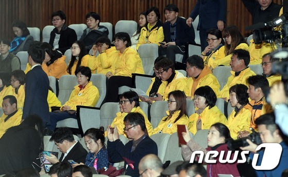 박근혜 대통령 탄핵안 표결 지켜보는 세월호 유족들