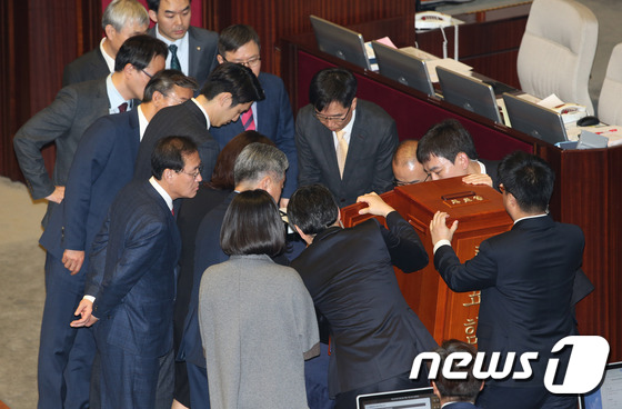 박근혜 대통령 탄핵소추안 개표 시작