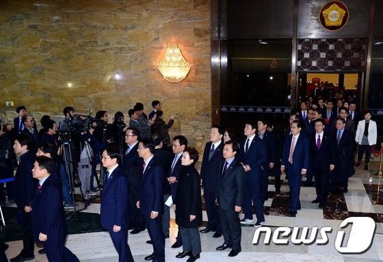 박근혜 대통령 탄핵안 통과시킨 국회