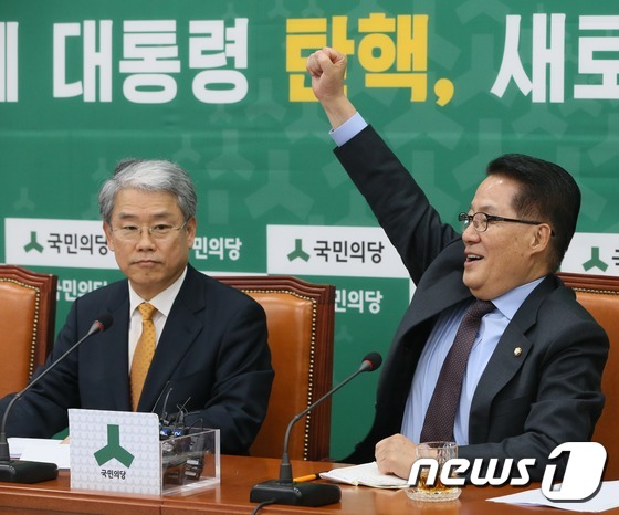 박지원 원내대표 "탄핵 가결에 손 번쩍 들었어요"