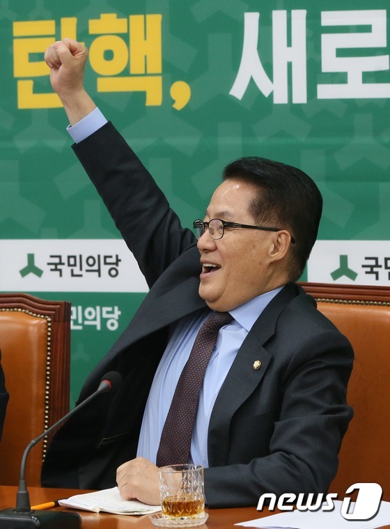 박지원 원내대표 '탄핵 가결에 손 번쩍'