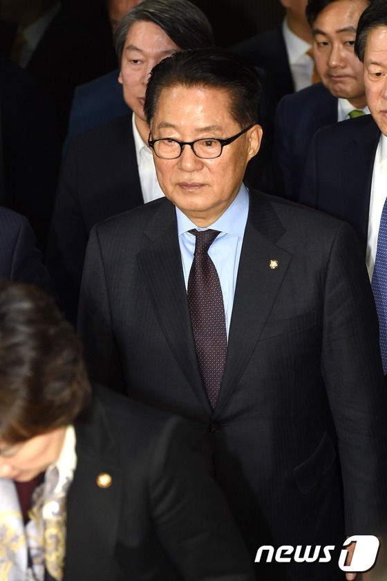 박지원 "대통령 사퇴하고 헌재는 조속히 판정해야"