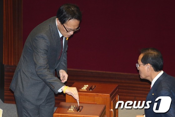 투표하는 박주민 더불어민주당 의원