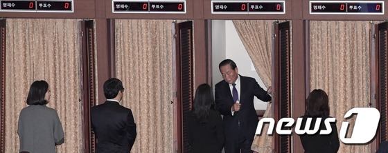(서울=뉴스1) 허경 기자 = 새누리당 서청원 의원이 9일 오후 서울 여의도 국회 본회의장에서 박근혜 대통령 탄핵소추안에 대한 기표를 한 뒤 투표소를 나오고 있다. 2016.12. …