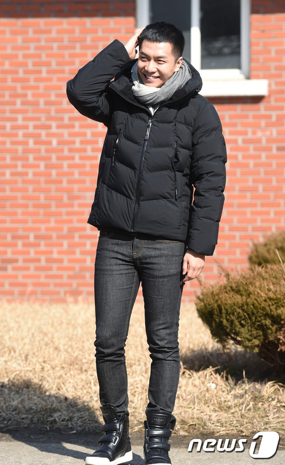 (논산=뉴스1스타) 권현진 기자 = 짧은 머리만 만지작 만지작~가수 겸 배우 이승기가 1일 오후 충청남도 논산 육군훈련소로 입소하기 전 인사를 전하고 있다.이승기는 훈련소에서 5주 …