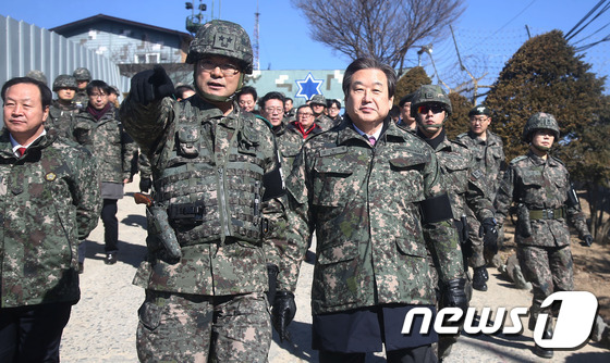 (서울=뉴스1) 사진공동취재단 = 김무성 새누리당 대표가 1일 오전 강원도 철원군 육군 제6사단 청성 전방관측소(OP)를 방문해 이국재 6사단장과 이야기를 나누고 있다. 이날 김 …