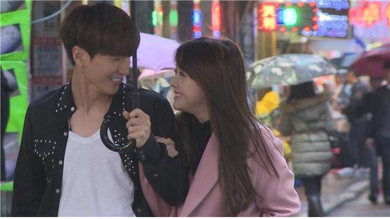 본문 이미지 - 슈퍼주니어 이특과 걸스데이 민아가 홍콩에서 다정하게 데이트를 즐기는 모습이 카메라에 포착됐다.  ⓒ News1star / MBC