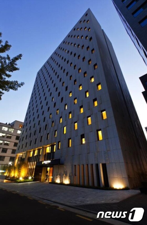 본문 이미지 - 골든튤립엠서울호텔은 명동 지역 최대 규모 호텔로 국내·외 유명 디자이너들이 참여해 층과 객실별로 각기 다른 테마 디자인을 적용했다. (루브르호텔그룹 제공)ⓒ News1travel