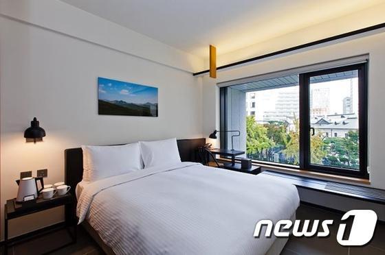 본문 이미지 - 객실 내부는 친환경적인 소재를 사용해 녹색 건축 인증도 받았다. (루브르호텔그룹 제공)ⓒ News1travel